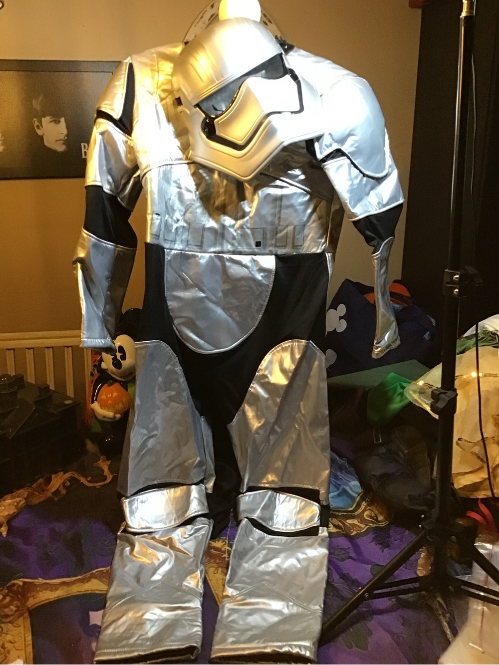 Disney store captain phasma child costume w/cape & mask size 11/12